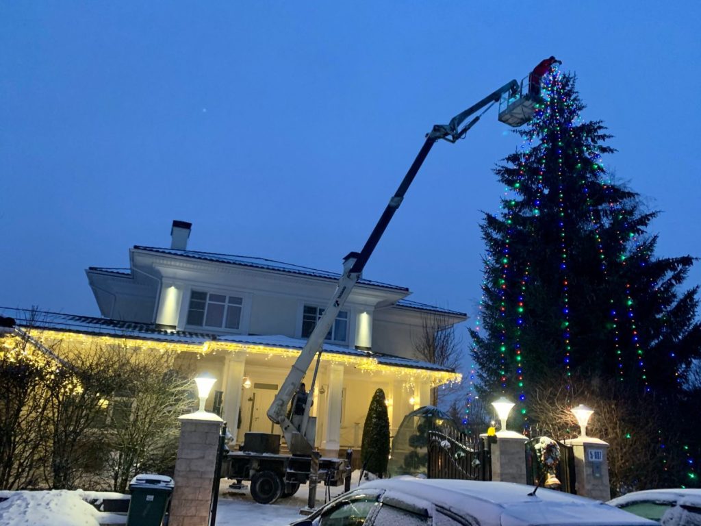 Монтаж новогоднего освещения коттеджа в КП "Миллениум"